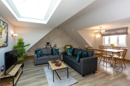 Large Private 2 Bed Apt w/ Lift Access & Parking