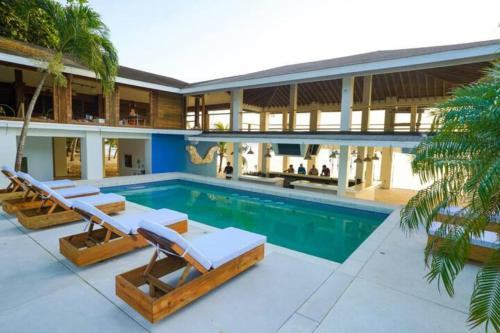 Bazén v ubytování Villa Rosa - at Luna Beach Roatan nebo v jeho okolí