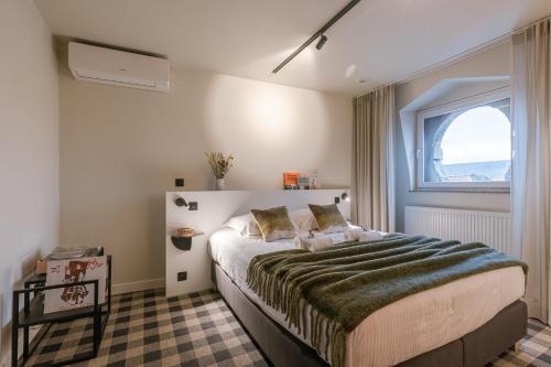 een slaapkamer met een groot bed en een raam bij WAY SWEET DREAMS - Room 4 in Gent