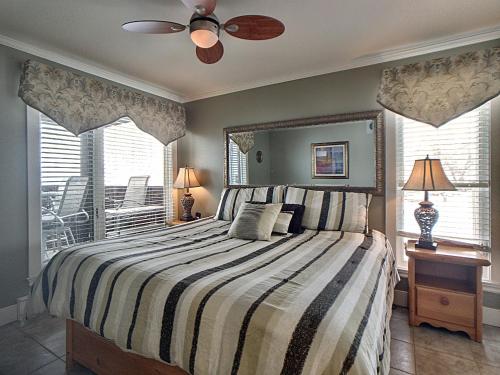 a bedroom with a bed and a ceiling fan at Location Tourisme Estrie - Oberge du Village in Magog-Orford
