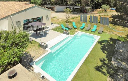 an overhead view of a swimming pool with chairs and a table at La Maison in Rognes