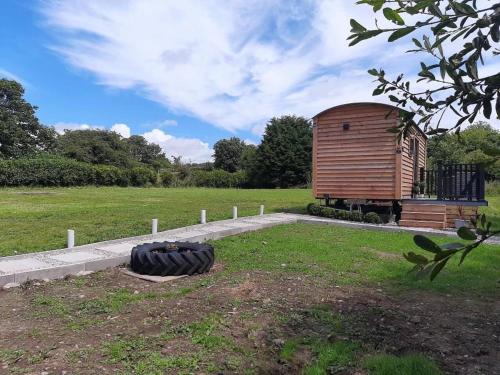 Κήπος έξω από το Shepherds Hut with hot tub on Anglesey North Wales