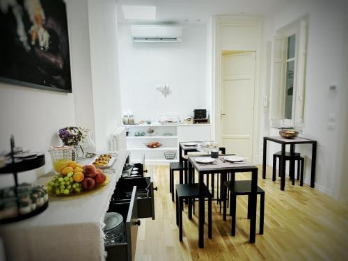 - une cuisine avec un comptoir et une table avec des fruits dans l'établissement Nostrale bnb, à Palerme