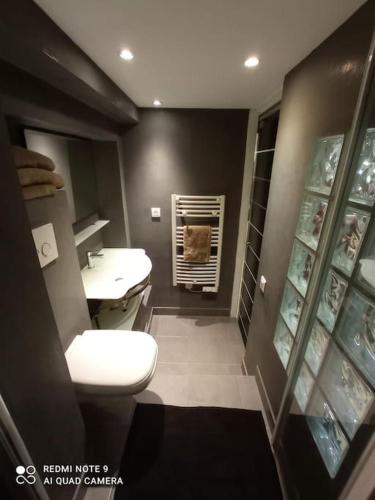 une salle de bain avec des toilettes blanches et un lavabo dans l'établissement Charming and Modern Cave in the Heart of the Port, à Nice