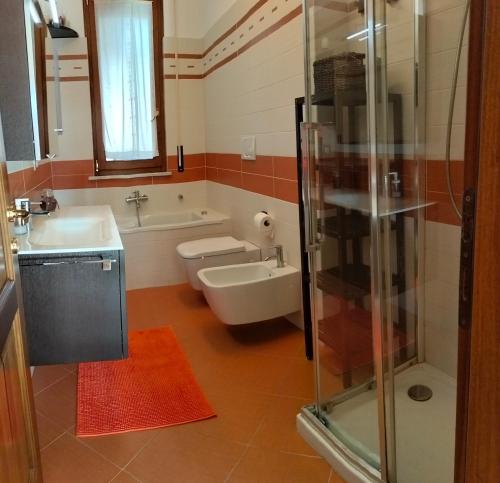 y baño con lavabo, aseo y ducha. en Sunnyside Accademia, en Livorno