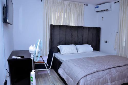 Un pat sau paturi într-o cameră la Frankie’s Place: A spacious 4-bedroom home