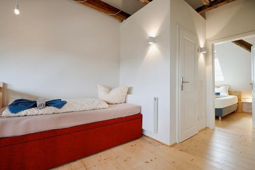a room with a bed with a red drawer and a bedroom at Gutshof Schirgiswalde in Schirgiswalde