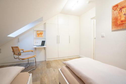 een slaapkamer met een bed, een bureau en een stoel bij Objekte im Umland Seesand Nr 10 in Scharbeutz