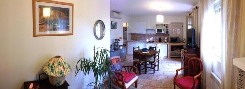 a kitchen and dining room with a table and chairs at GITE , Maison de vacances avec extérieur et terrasse fleurie meublé tourisme 3 étoiles in Poggio-di-Tallano
