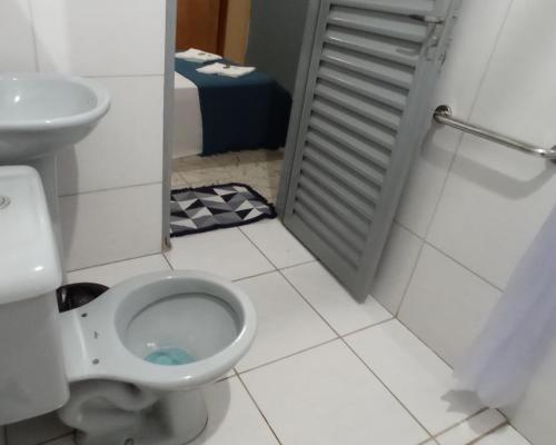 ein Bad mit einem WC und einem Waschbecken in der Unterkunft Casa do Bueno in Teresina de Goias