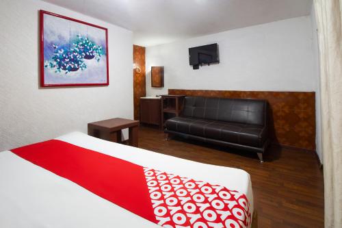 Habitación de hotel con cama y sofá en OYO Hotel Brazil,Guadalajara,Estadio Jalisco, en Guadalajara