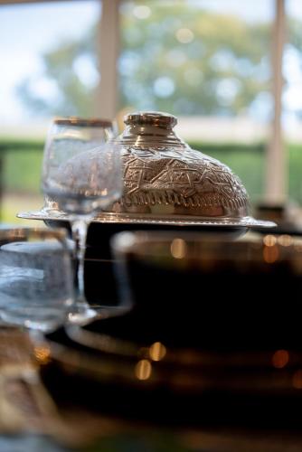a glass teapot sitting on top of a table at B&B 1001 nacht in Zonhoven