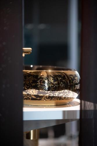 a black and gold bowl sitting on a table at B&B 1001 nacht in Zonhoven