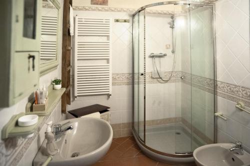 bagno con doccia in vetro e lavandino di Chianti-Home Palagione a Strada