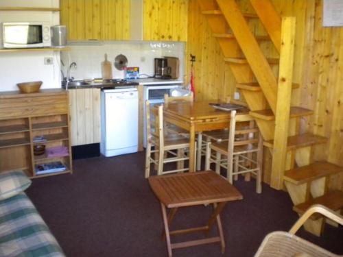 cocina y comedor con mesa y sillas en Appt Plagne Village skis aux pieds - LES HAMEAUX 2, en Plagne Villages