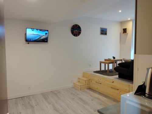 uma sala de estar com um sofá e uma mesa em House of twenty, calme,rue piétonne, proche de la mer, wifi gratuit em Dieppe