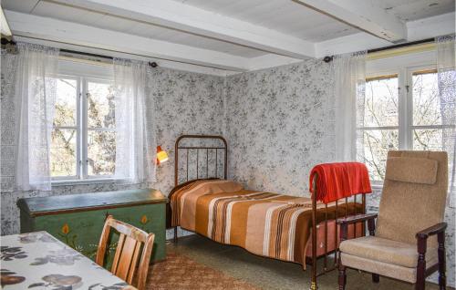- une chambre avec un lit, une chaise et des fenêtres dans l'établissement 3 Bedroom Beautiful Home In Ronneby, à Ronneby