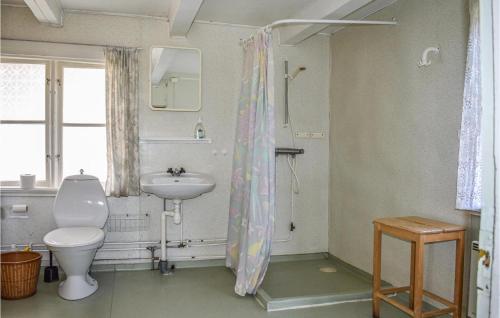 La salle de bains est pourvue de toilettes et d'un lavabo. dans l'établissement 3 Bedroom Beautiful Home In Ronneby, à Ronneby
