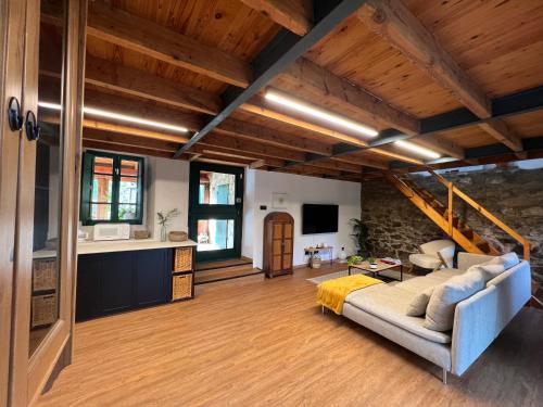 uma sala de estar com um sofá e uma mesa em Rural Lambre by Miramar Stays em La Coruña