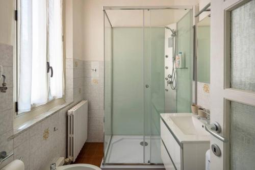 uma casa de banho com um chuveiro, um WC e um lavatório. em Appartamento vicino Ospedale con self check-in em Parma