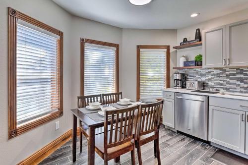 - une cuisine avec une table et des chaises dans la chambre dans l'établissement Denver Capitol Hill Townhome with Fenced Yard!, à Denver