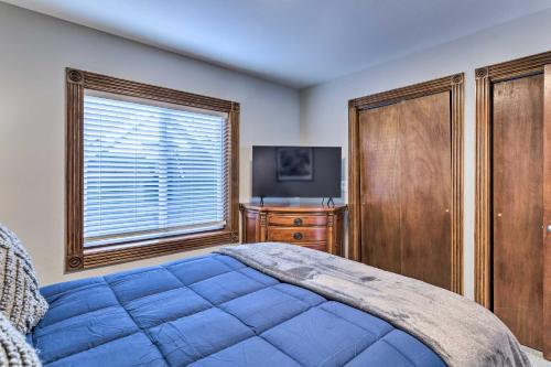 - une chambre avec un lit, une commode et une fenêtre dans l'établissement Denver Capitol Hill Townhome with Fenced Yard!, à Denver