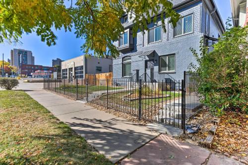 une clôture devant une maison dans l'établissement Denver Capitol Hill Townhome with Fenced Yard!, à Denver