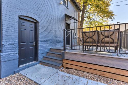 un bâtiment bleu avec une porte et deux chaises sur un balcon dans l'établissement Denver Capitol Hill Townhome with Fenced Yard!, à Denver