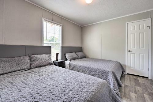 - une chambre avec 2 lits et une fenêtre dans l'établissement Cassopolis Escape, Near Stevens Memorial Park, à Cassopolis