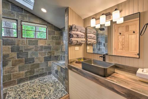 baño con lavabo y encimera con espejo en Cassopolis The Cabin Retreat Lake Access!, en Cassopolis