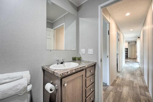 La salle de bains est pourvue d'un lavabo et d'un miroir. dans l'établissement Cassopolis Escape, Near Stevens Memorial Park, à Cassopolis