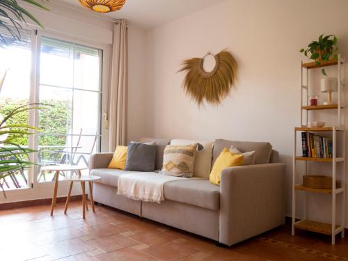 uma sala de estar com um sofá e uma janela em Jardín privado # Netflix # 500m de la playa em Vera