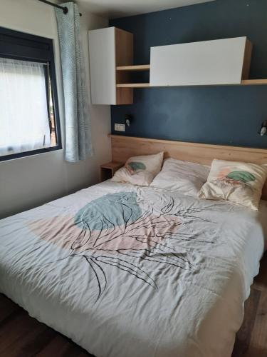 En eller flere senge i et værelse på Mobil home neuf, tout confort, aux Dunes de Contis