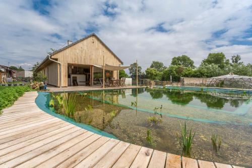 Swimmingpoolen hos eller tæt på Přírodní dům v duchu velryby v Polabí