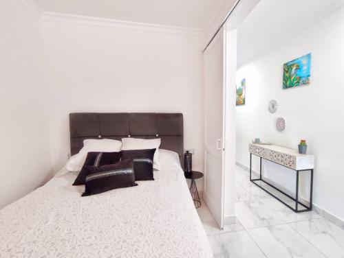 una camera bianca con un grande letto e un tavolo di Sea view Nice apartament in Ocean View ad Adeje