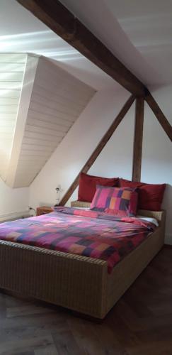 a bedroom with a bed in a attic at Ferienwohnung Stein am Rhein Nahe Bahnhof und Rhein in Stein am Rhein