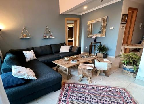 ドバイにあるFabolous Vacation Home in Dubai Marinaのソファとテーブルのあるリビングルーム