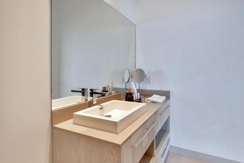 uma casa de banho com um lavatório e um espelho em Beautiful Beachfront Penthouse em Hollywood