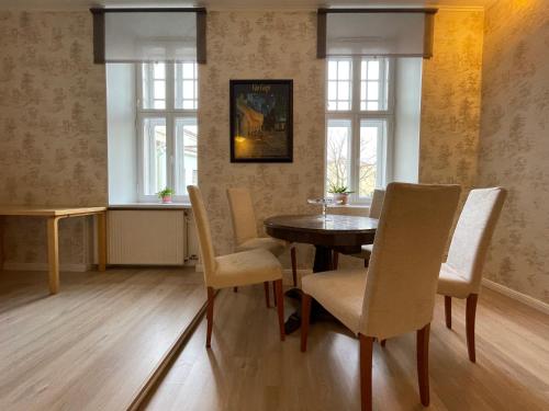 uma sala de jantar com mesa e cadeiras em Dictumfactum Old Town - Suur Karja em Talin