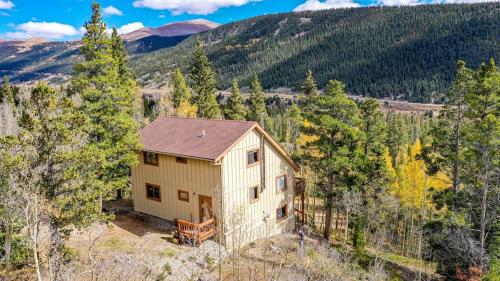Recently Renovated with Retro Kitchen, Modern Finishings - Alpine Abode