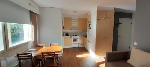 een keuken en eetkamer met een tafel en stoelen bij Huoneisto Riekko in Suomussalmi