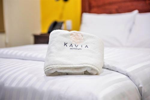 a towel sitting on top of a bed at Hotel Real Toledo by Kavia in Mérida