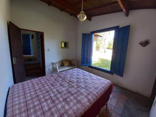 Una cama o camas en una habitación de Cabana na Serra do Itaqueri com fogão a lenha e churrasqueira