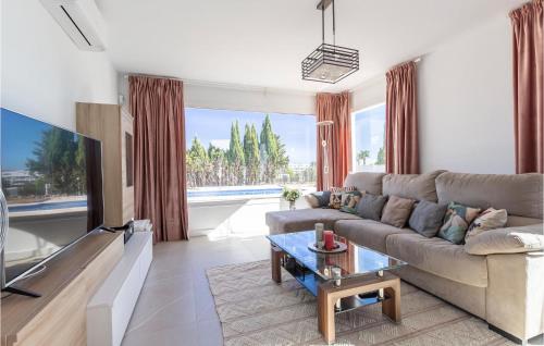 Zona de estar de Beautiful home in Valle Romano-Estepona with 3 Bedrooms, Outdoor swimming pool and Swimming pool