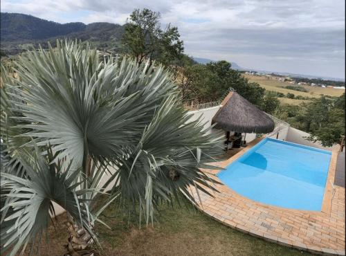 Confortável casa no pé da Serra do Itaqueri com piscina e beach tenis