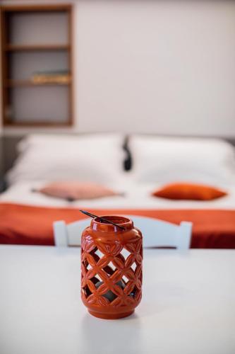 a red vase sitting on a table in a room at Residence Kalipè in Alagna Valsesia