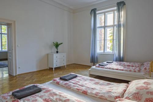sala de estar con 2 camas y sofá en Central Living Apartments - Universität en Viena
