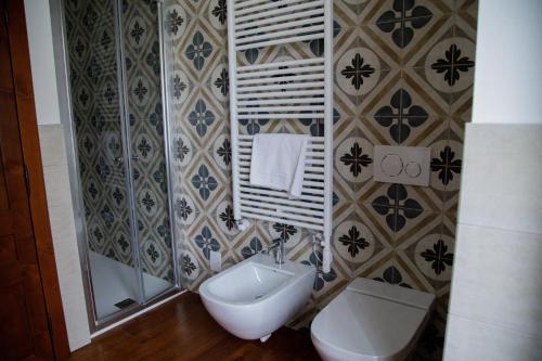 a bathroom with a toilet and a bidet and a sink at Residence Kalipè in Alagna Valsesia