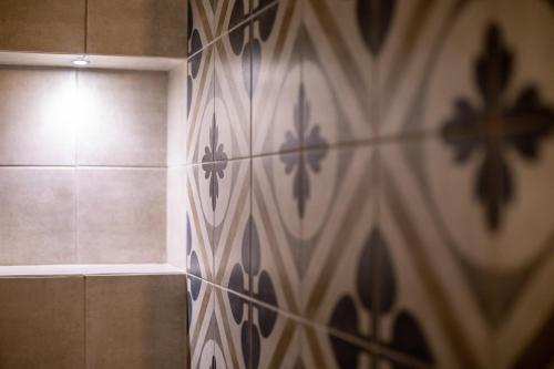 a bathroom with a tiled wall and a window at Residence Kalipè in Alagna Valsesia