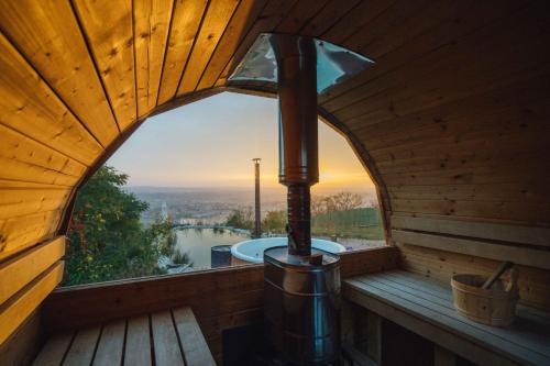 an arched window in a wooden cabin with a hot tub at Maringotka Olívie v Ivančicích in Ivančice